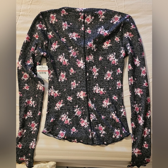 🆕️Free people XS fitted floral waffle knit Henley button V neck. - Picture 9 of 9